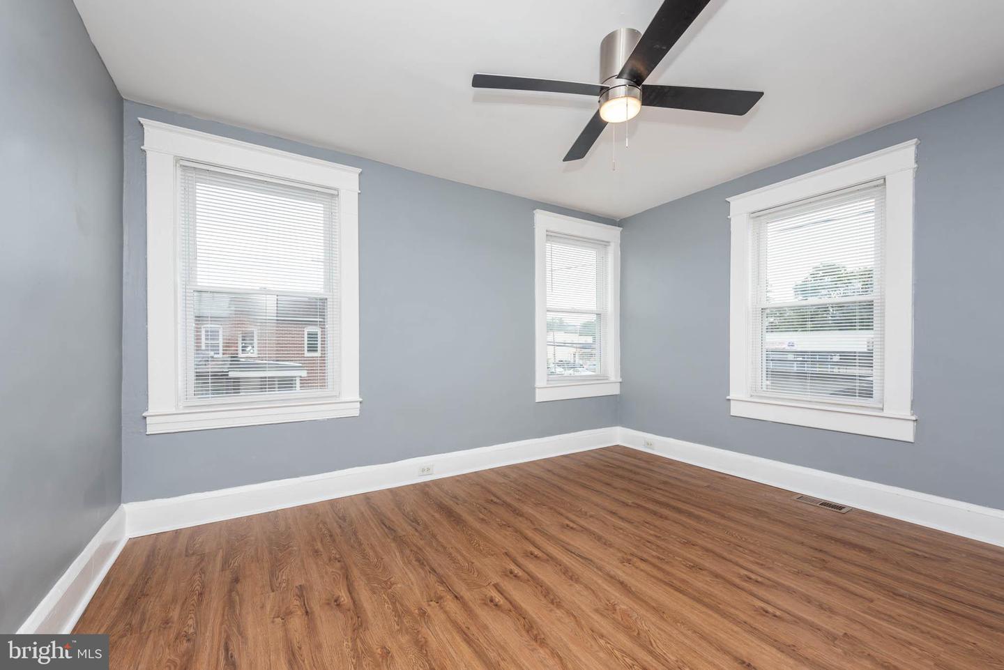 Photo 11 of 25 of 1 W Jeffrey St townhome