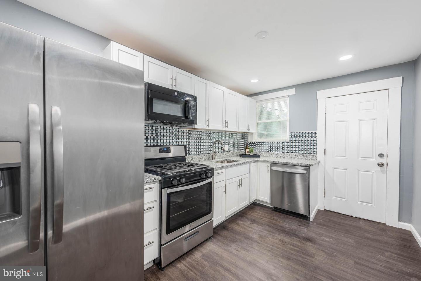 Photo 9 of 25 of 1 W Jeffrey St townhome