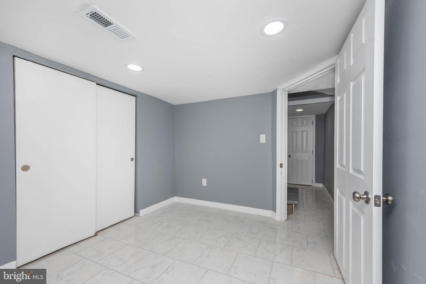 Photo 17 of 25 of 1 W Jeffrey St townhome