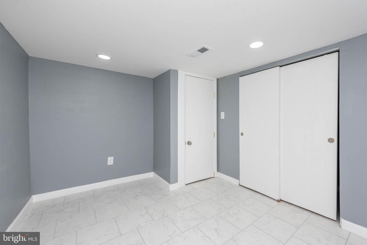 Photo 16 of 25 of 1 W Jeffrey St townhome