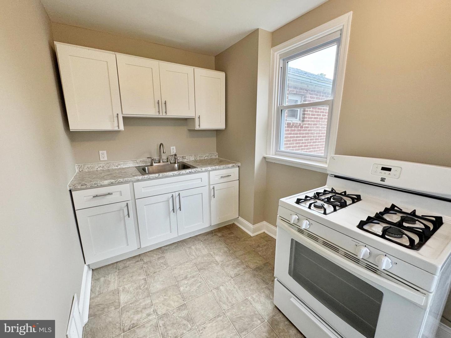 Photo 4 of 15 of 310 Comerford Ter multi-family property