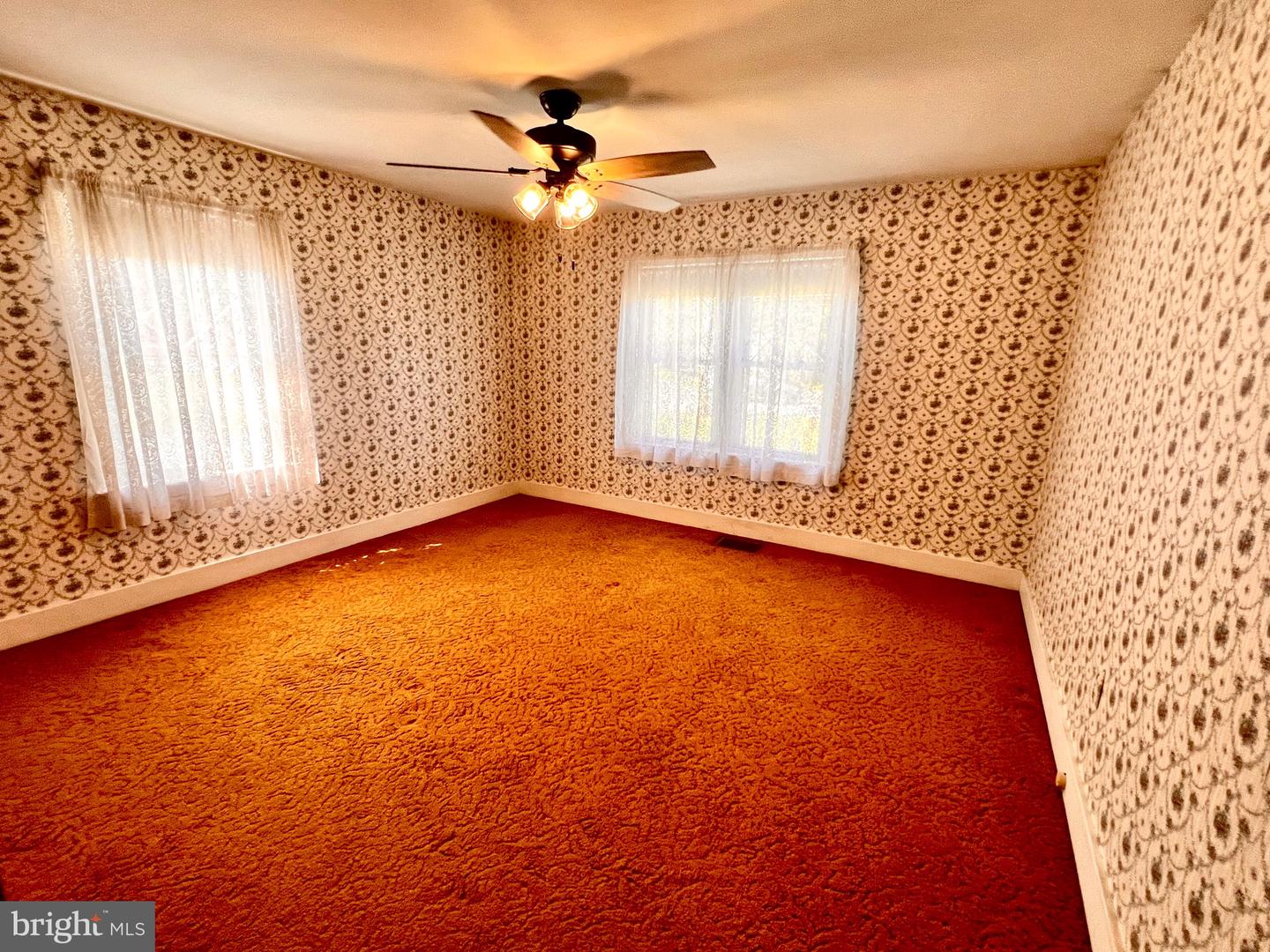 Photo 13 of 41 of 949 W Trindle Rd house