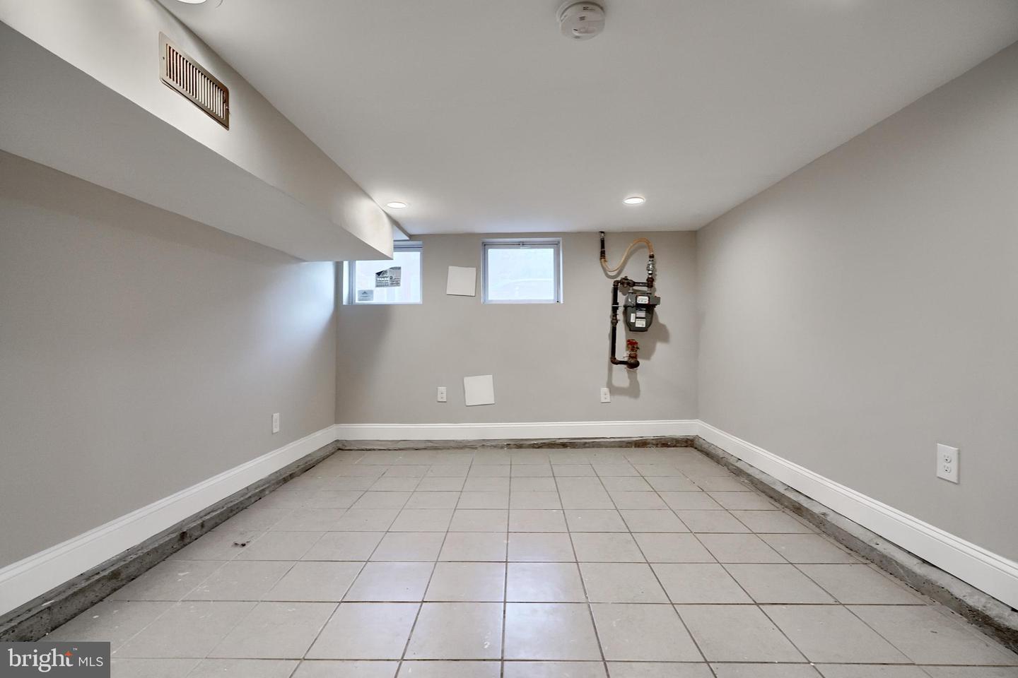 Photo 14 of 32 of 1234 W Cross St townhome