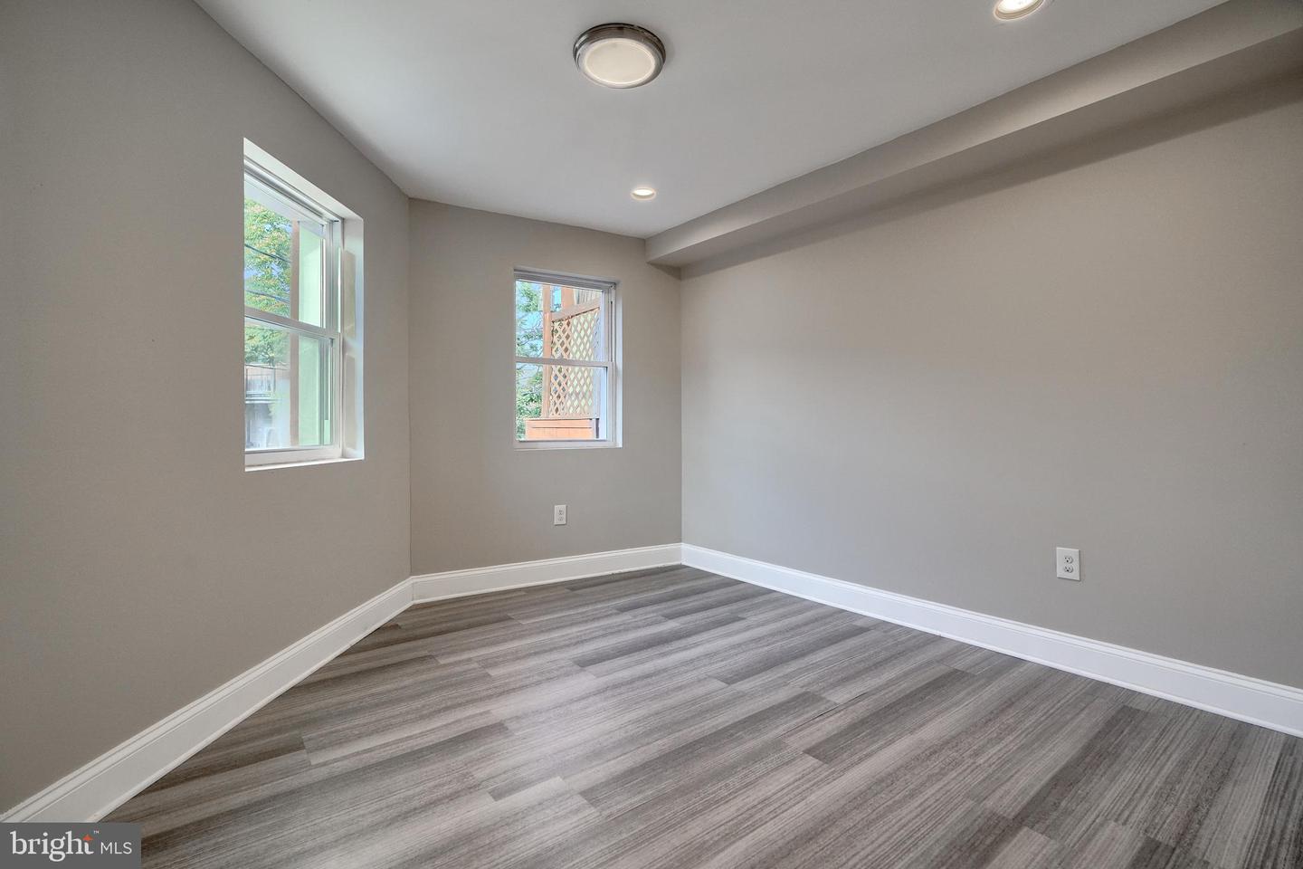 Photo 15 of 32 of 1234 W Cross St townhome