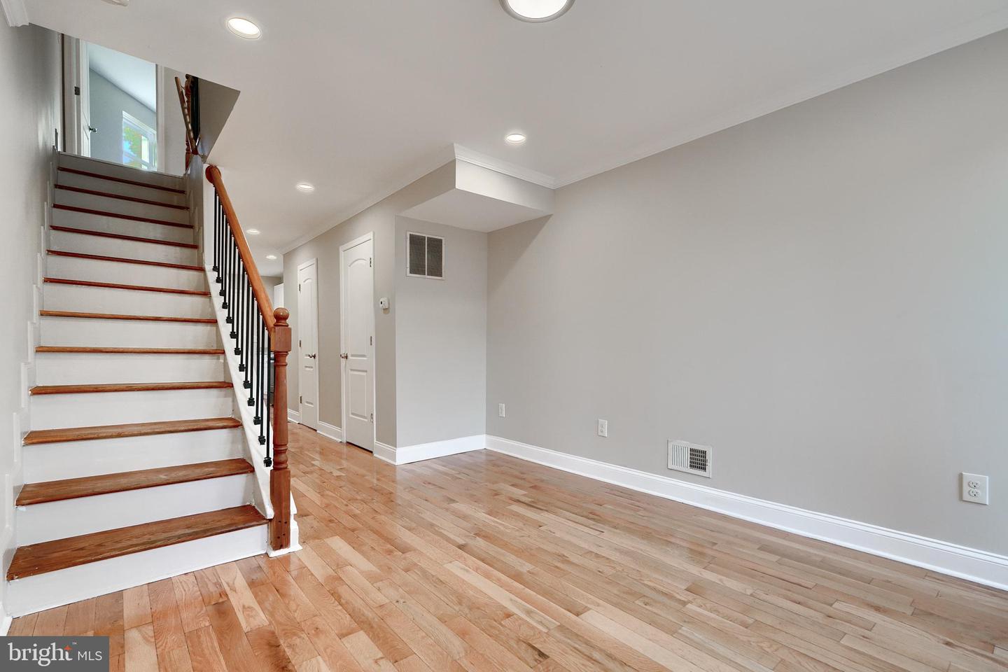Photo 5 of 32 of 1234 W Cross St townhome