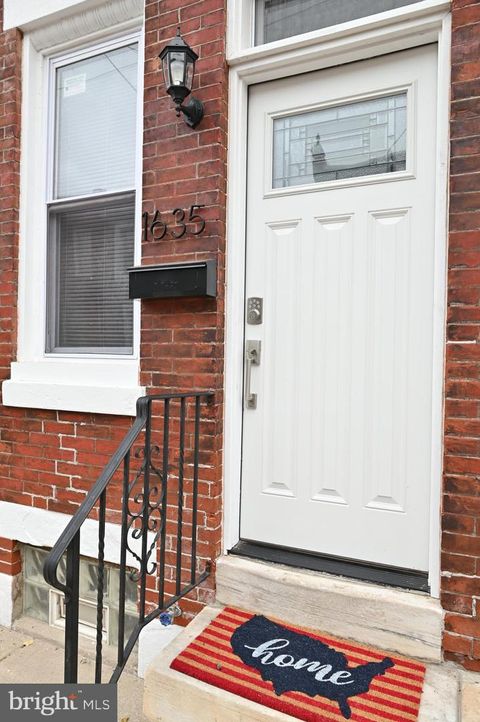 Townhouse in Philadelphia PA 1635 Dounton STREET.jpg