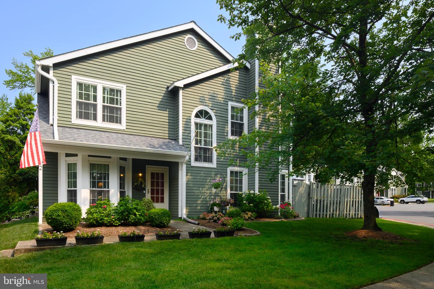 2 Leeward Ct