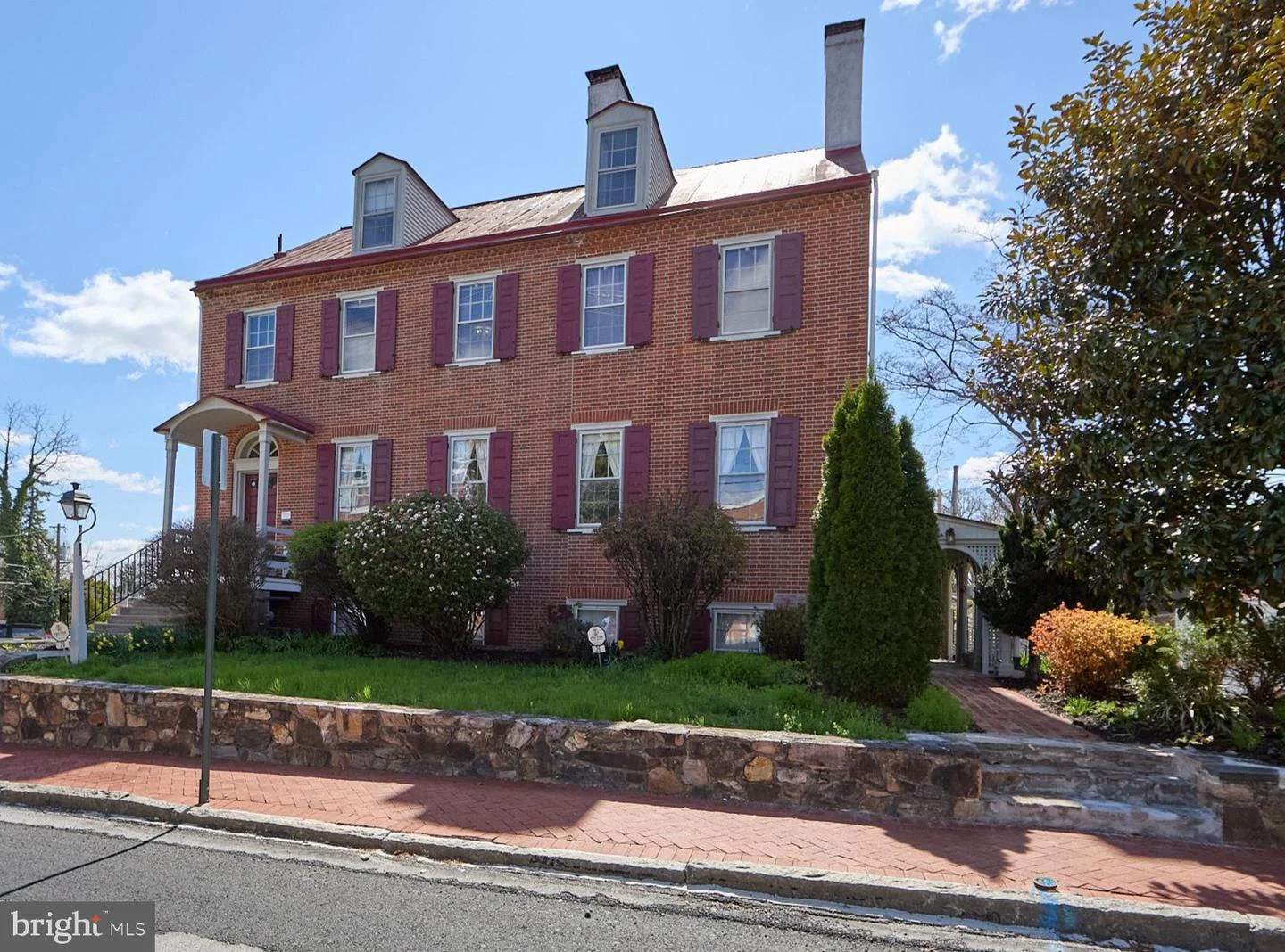 26 W Union Street