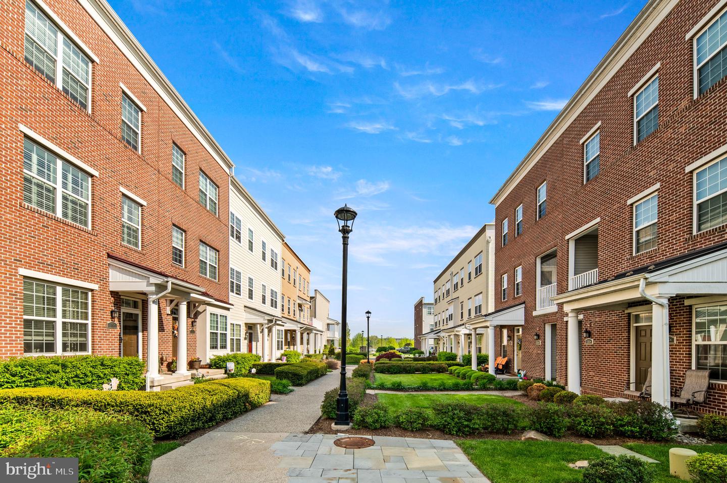 Photo 3 of 44 of 117 Royal Mews townhome