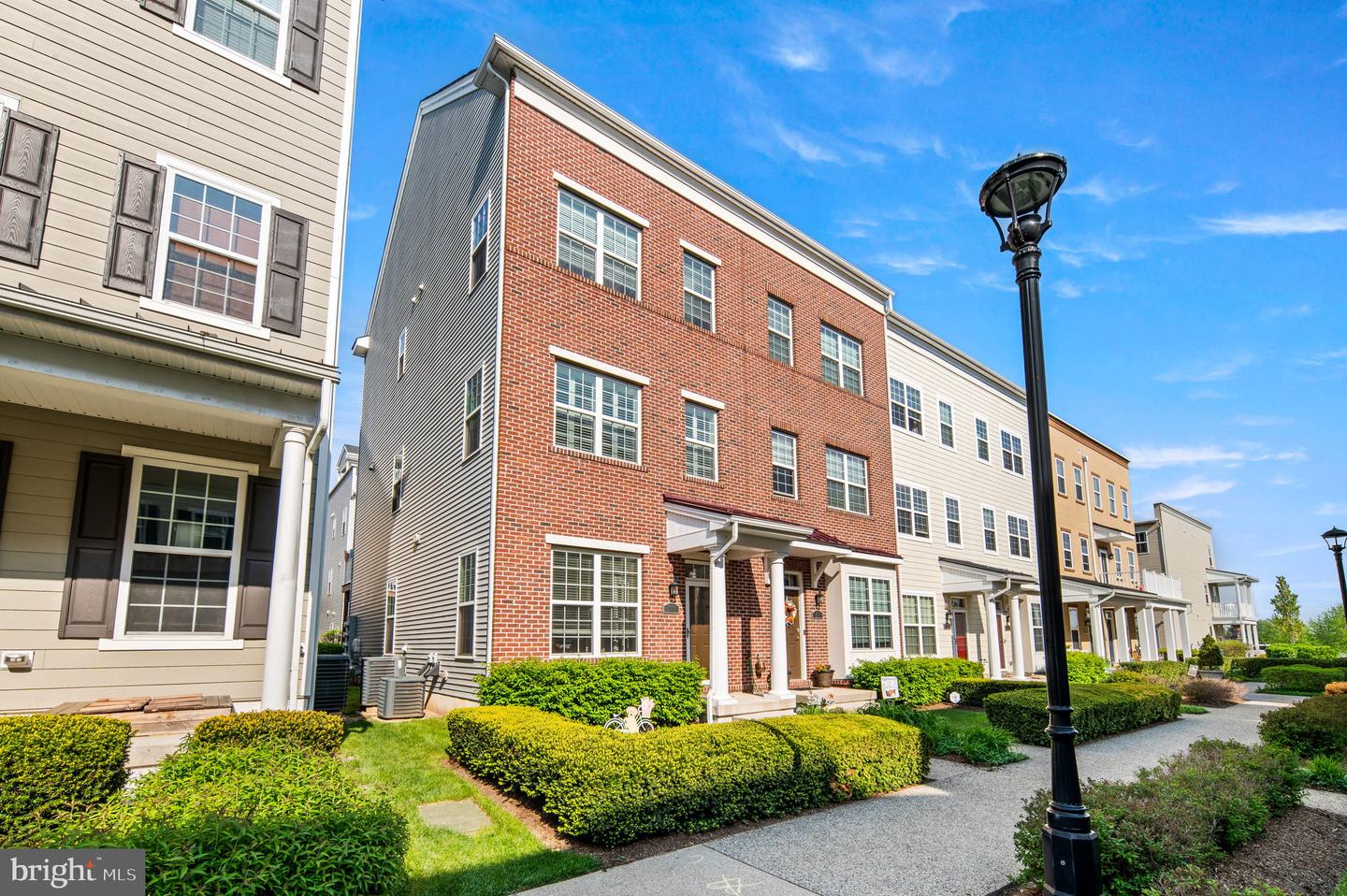 Photo 2 of 44 of 117 Royal Mews townhome