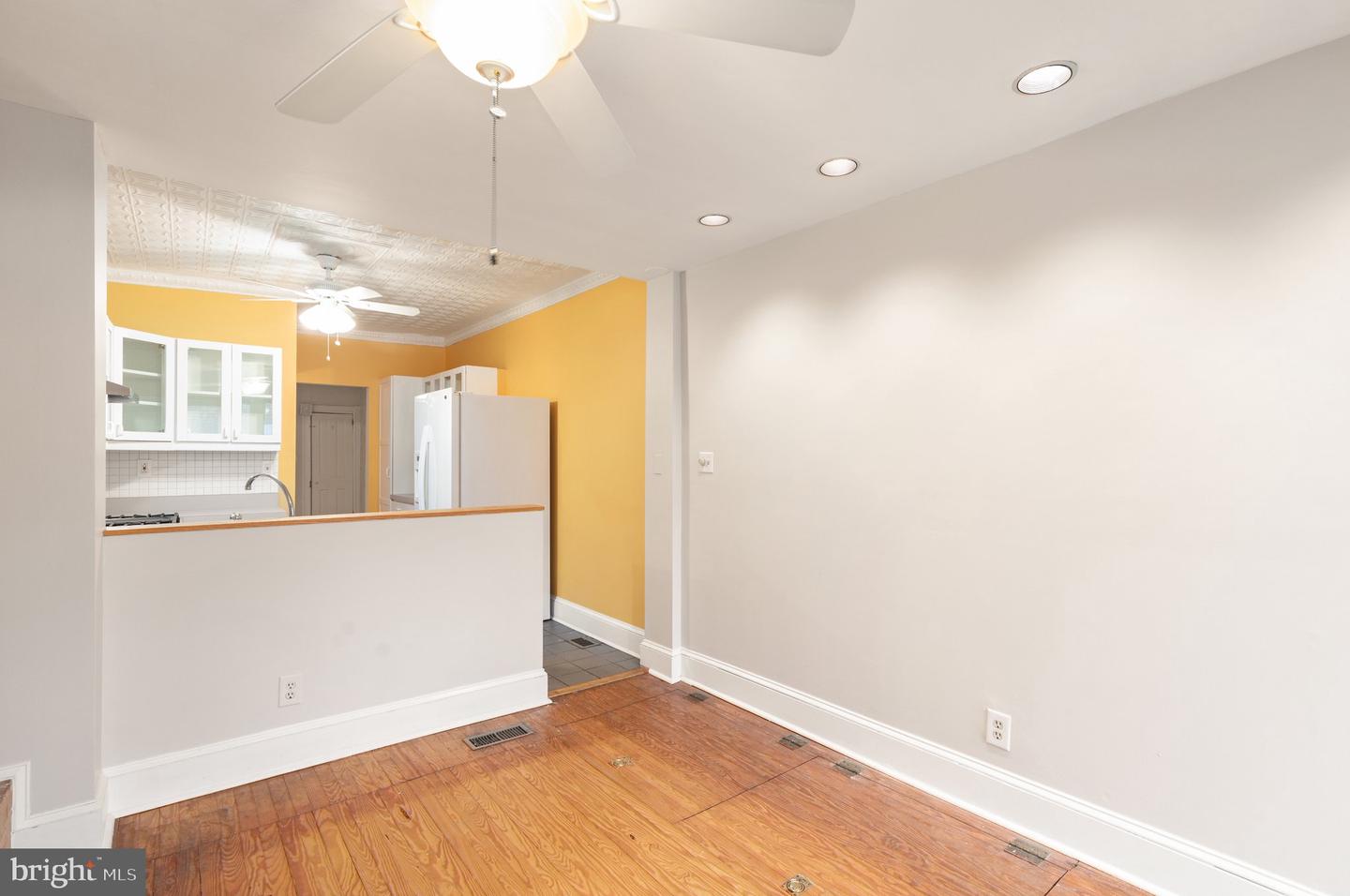 Photo 13 of 31 of 1207 William St townhome
