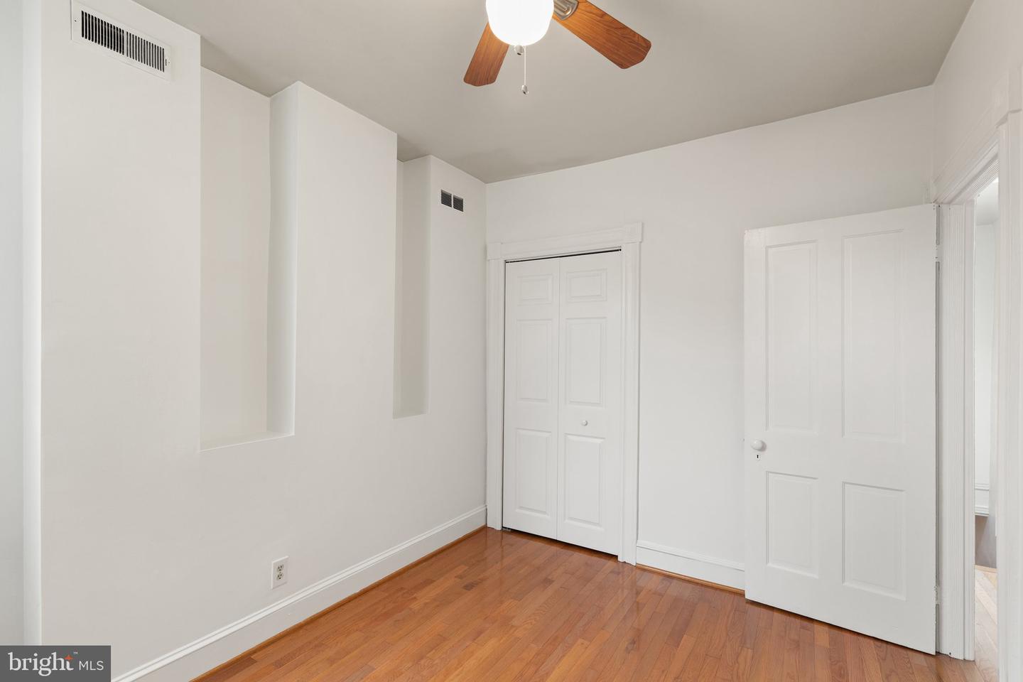 Photo 21 of 31 of 1207 William St townhome