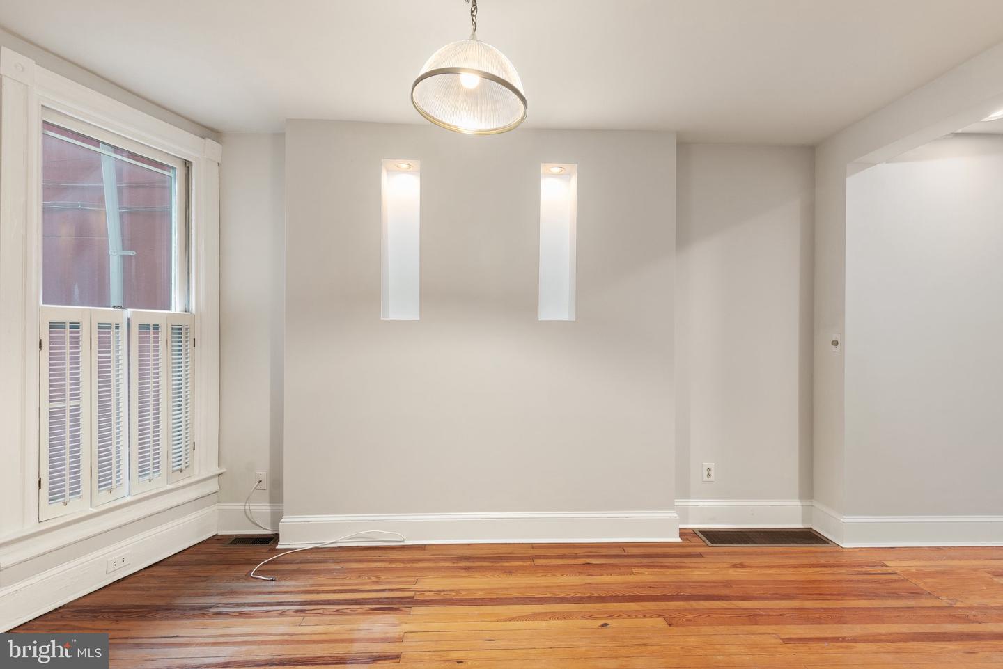 Photo 8 of 31 of 1207 William St townhome