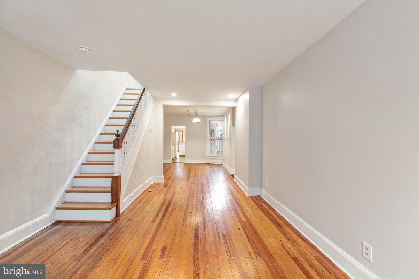Photo 3 of 31 of 1207 William St townhome