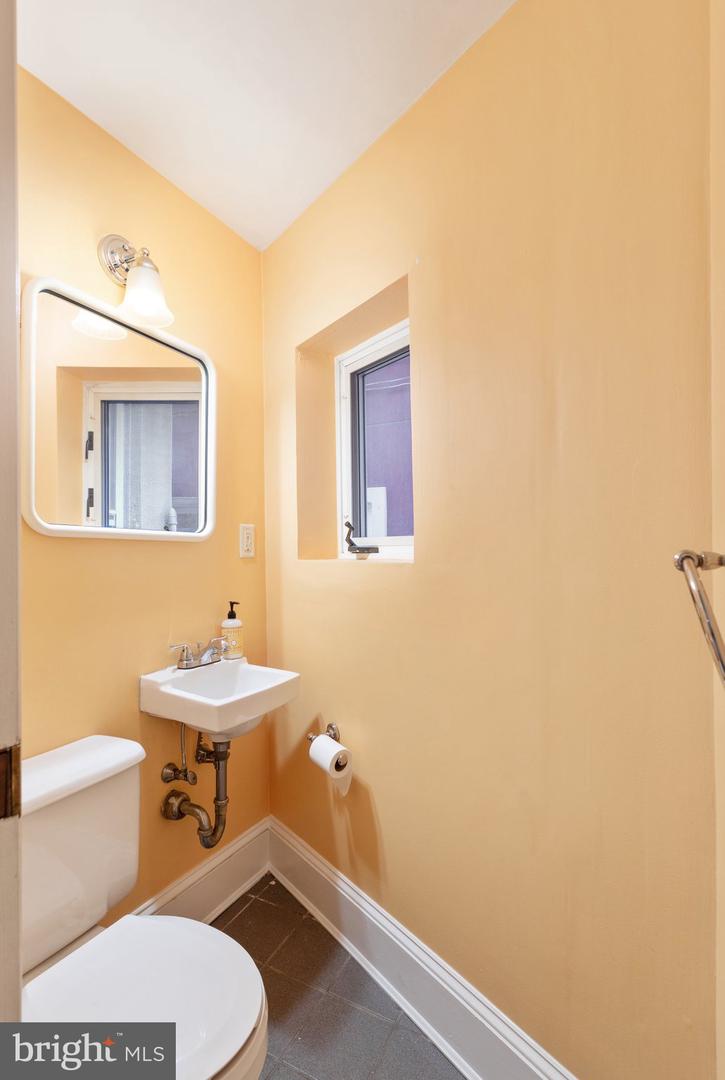 Photo 9 of 31 of 1207 William St townhome