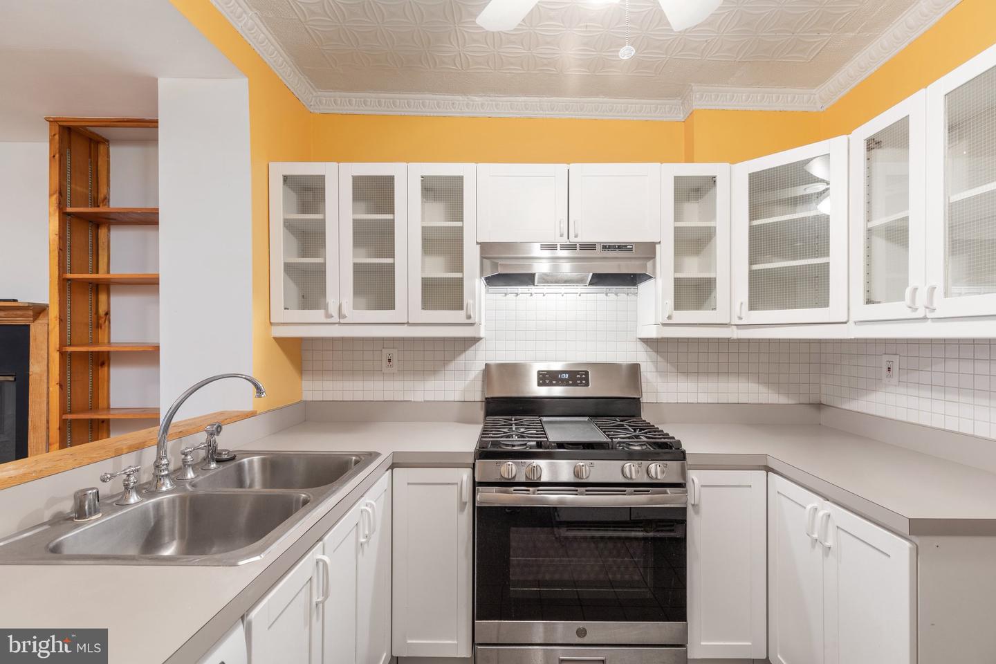 Photo 10 of 31 of 1207 William St townhome