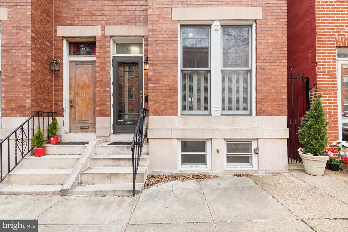 Photo 1 of 31 of 1207 William St townhome