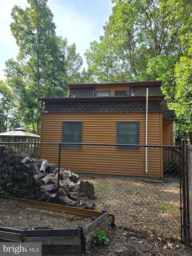Photo 5 of 23 of 616 SW Lakeshore Dr house
