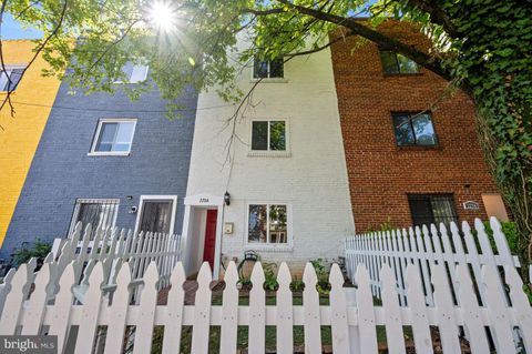 Townhouse in Washington DC 2254 Mount View PLACE.jpg