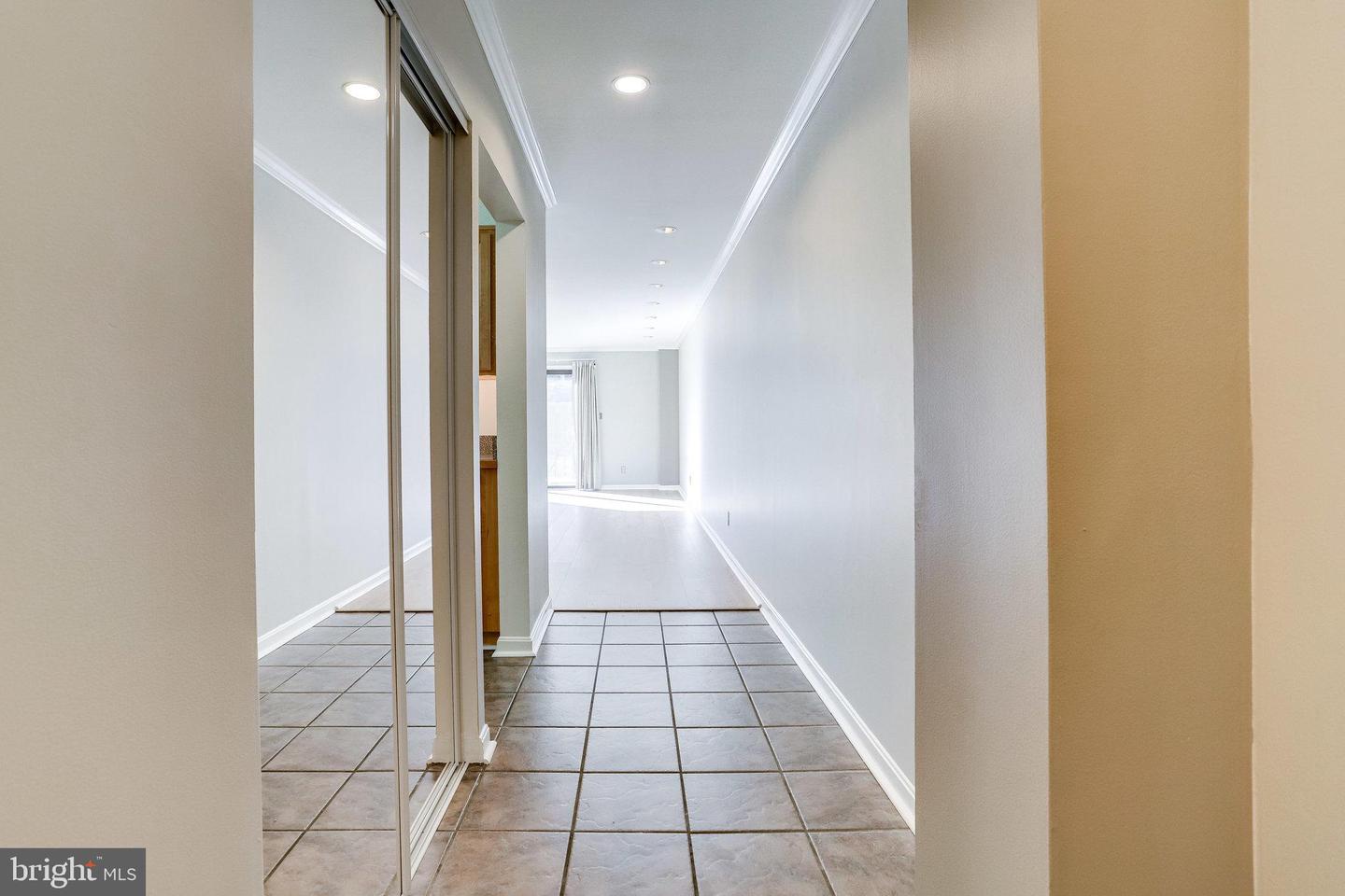 Photo 4 of 42 of 1020 N Stafford St #101 condo