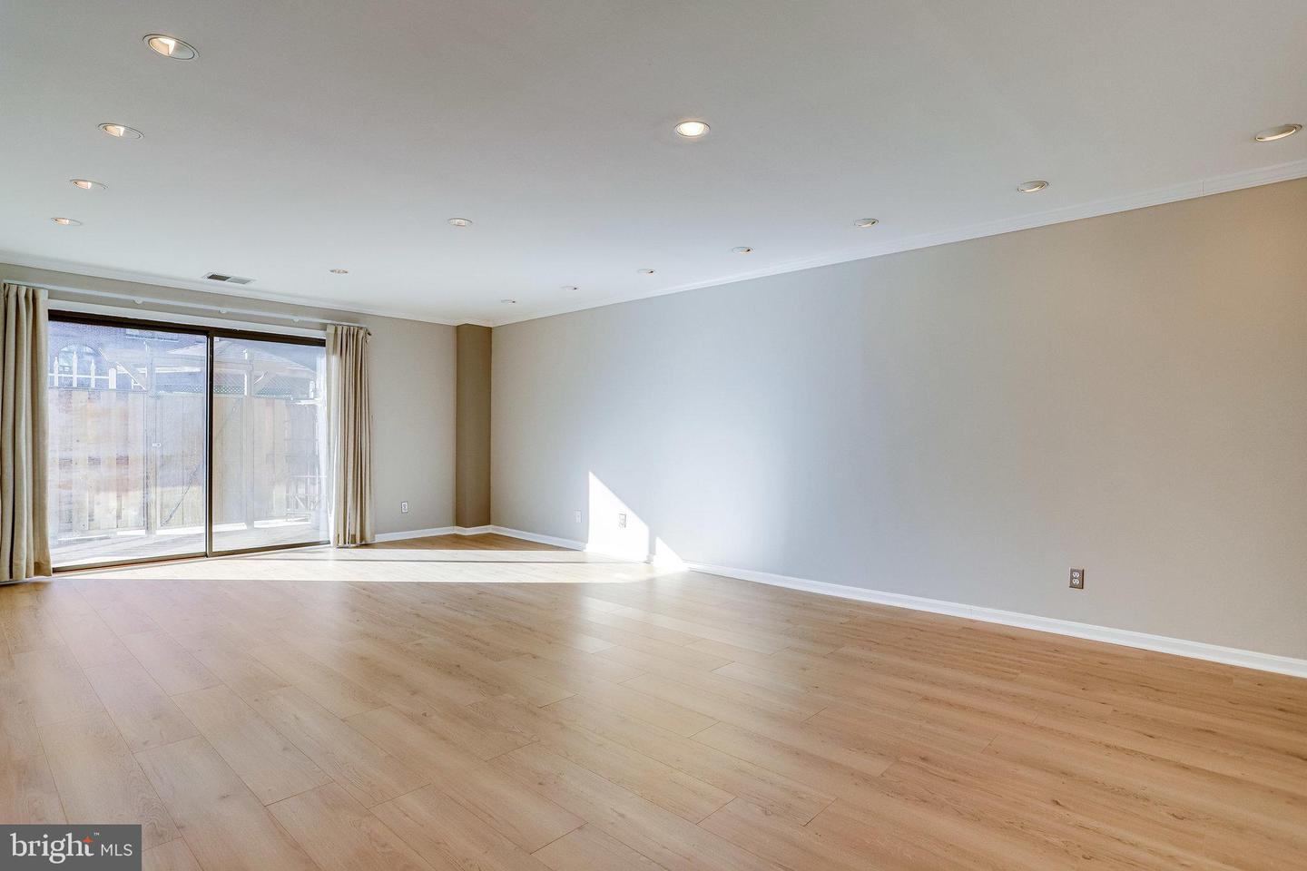 Photo 10 of 42 of 1020 N Stafford St #101 condo