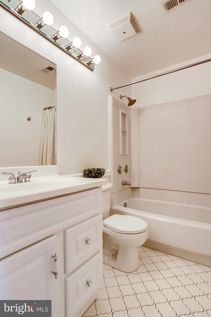 Photo 16 of 42 of 1020 N Stafford St #101 condo