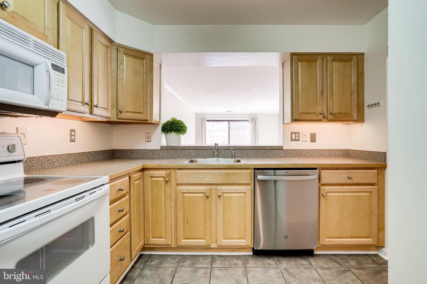 Photo 9 of 42 of 1020 N Stafford St #101 condo
