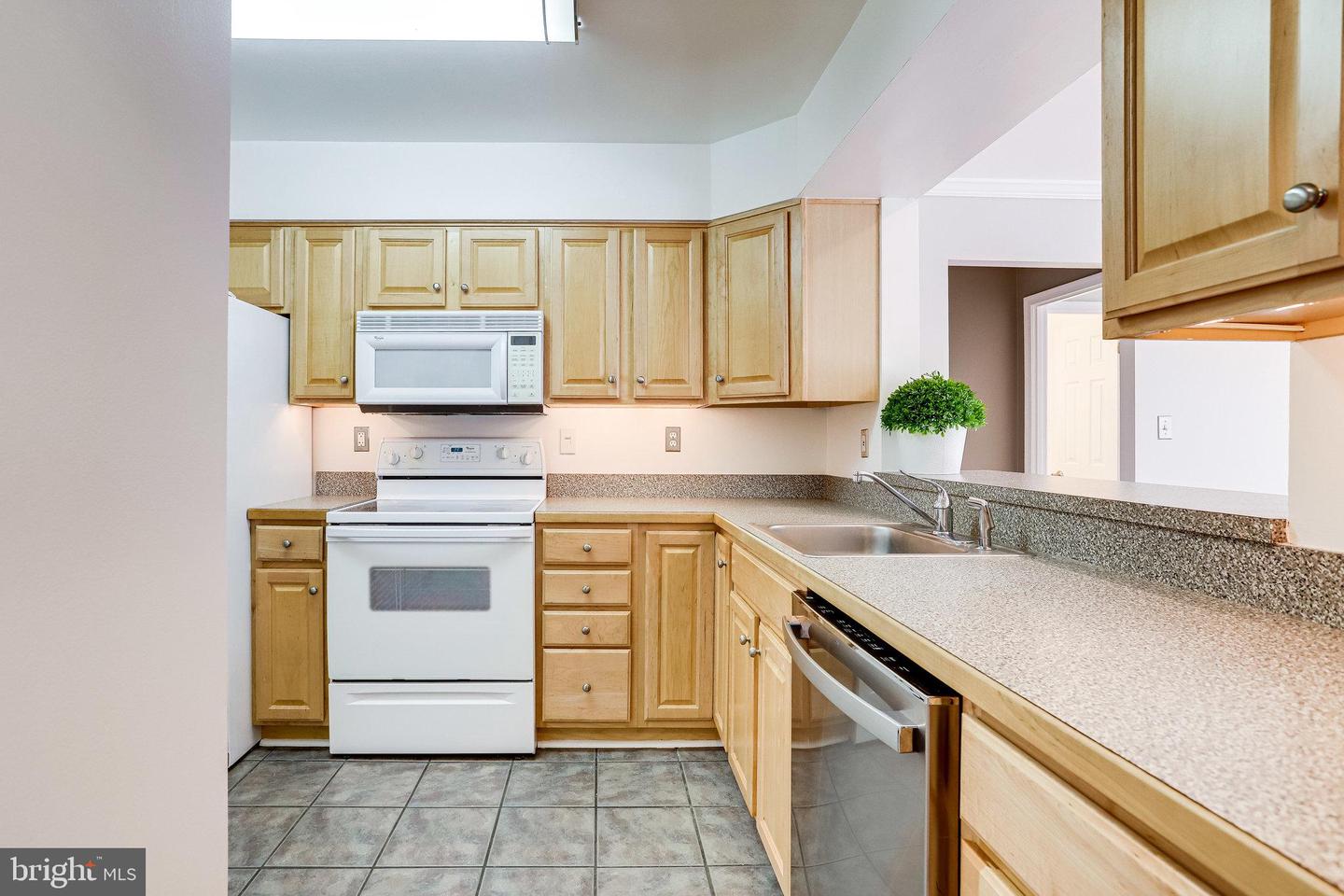 Photo 6 of 42 of 1020 N Stafford St #101 condo