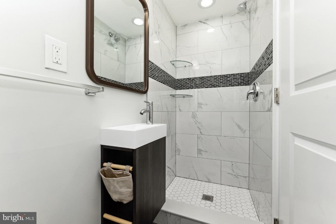 Photo 13 of 14 of 768 Linnard St townhome