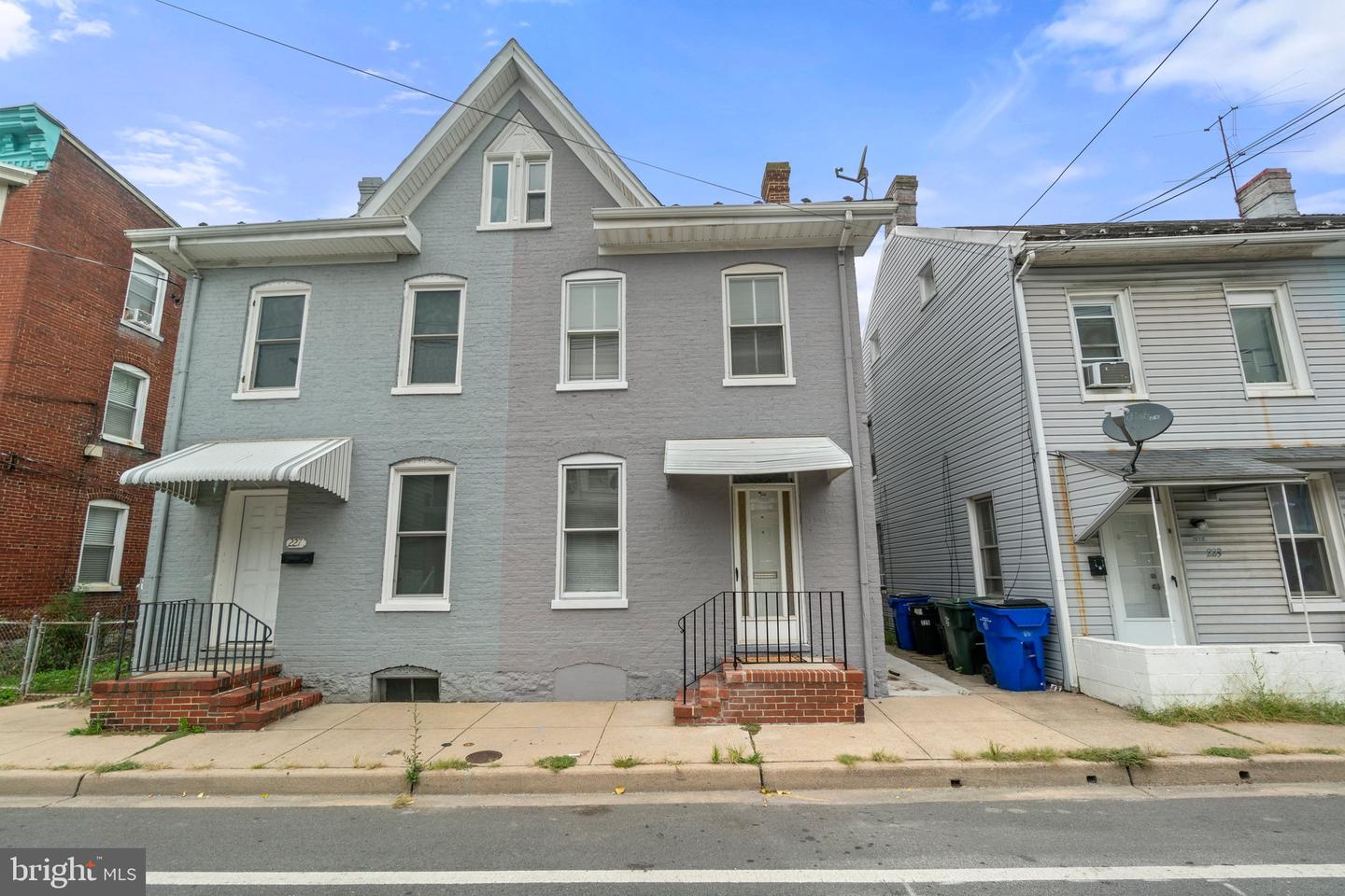Photo 3 of 43 of 225 Locust St townhome