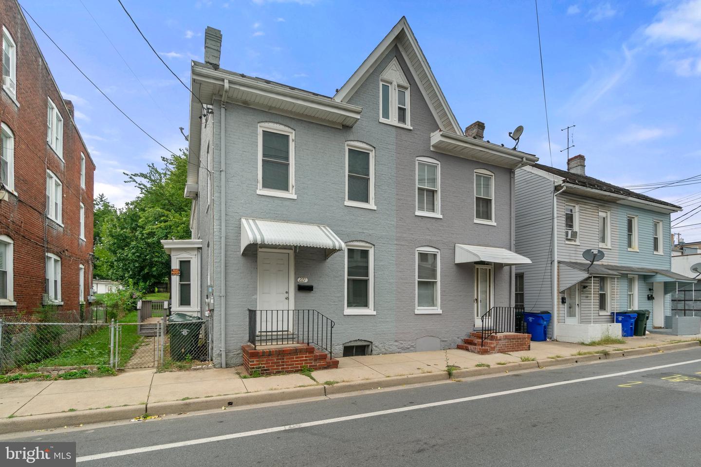 Photo 4 of 43 of 225 Locust St townhome
