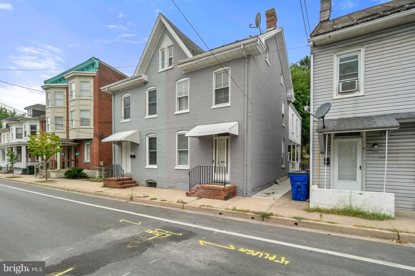 Photo 2 of 43 of 225 Locust St townhome