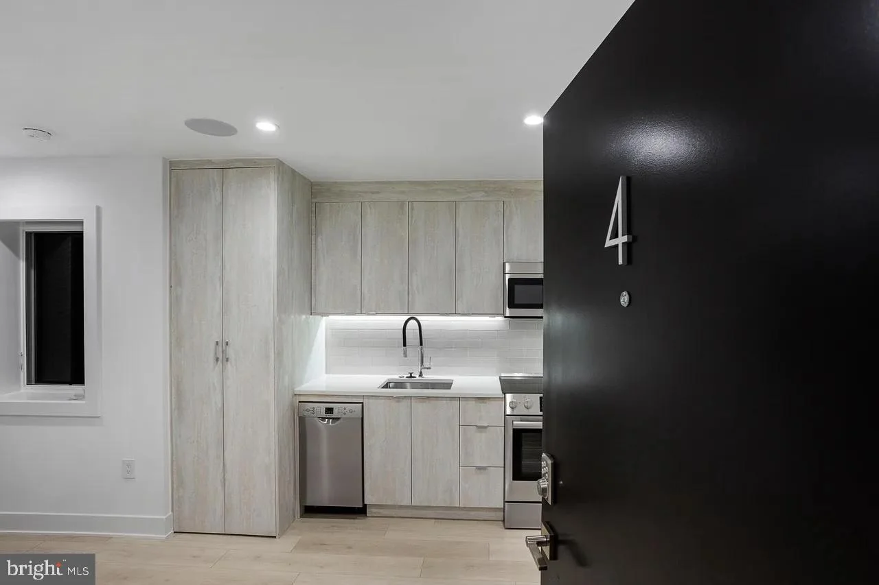 4 R Street NW Unit 4
