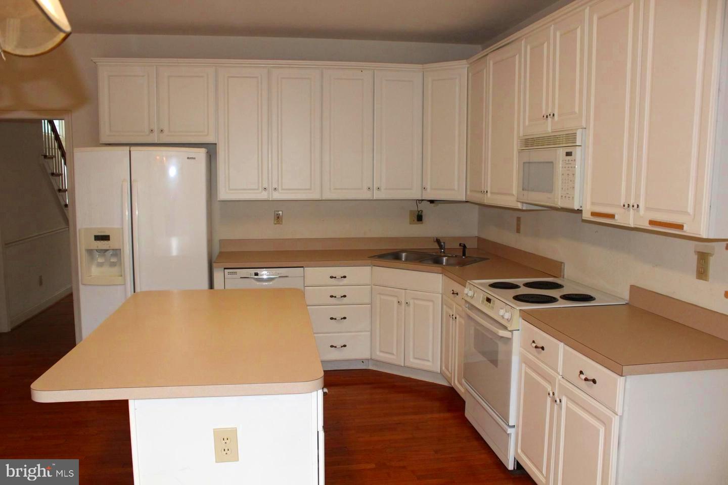 Photo 12 of 48 of 13 Fenwyck Cir townhome