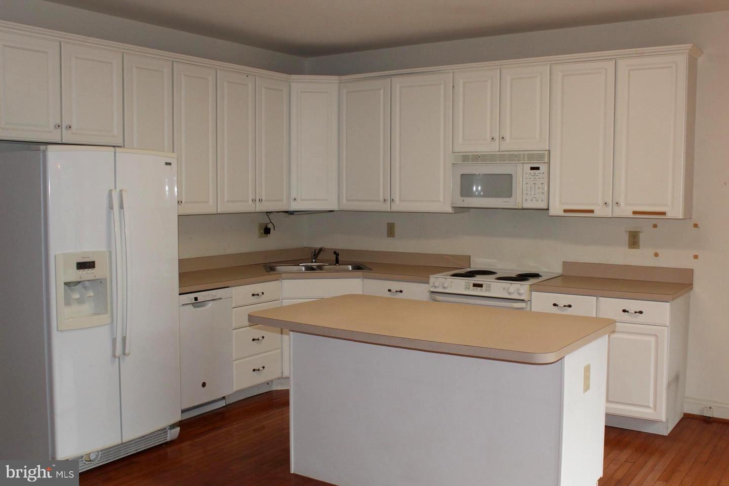 Photo 11 of 48 of 13 Fenwyck Cir townhome