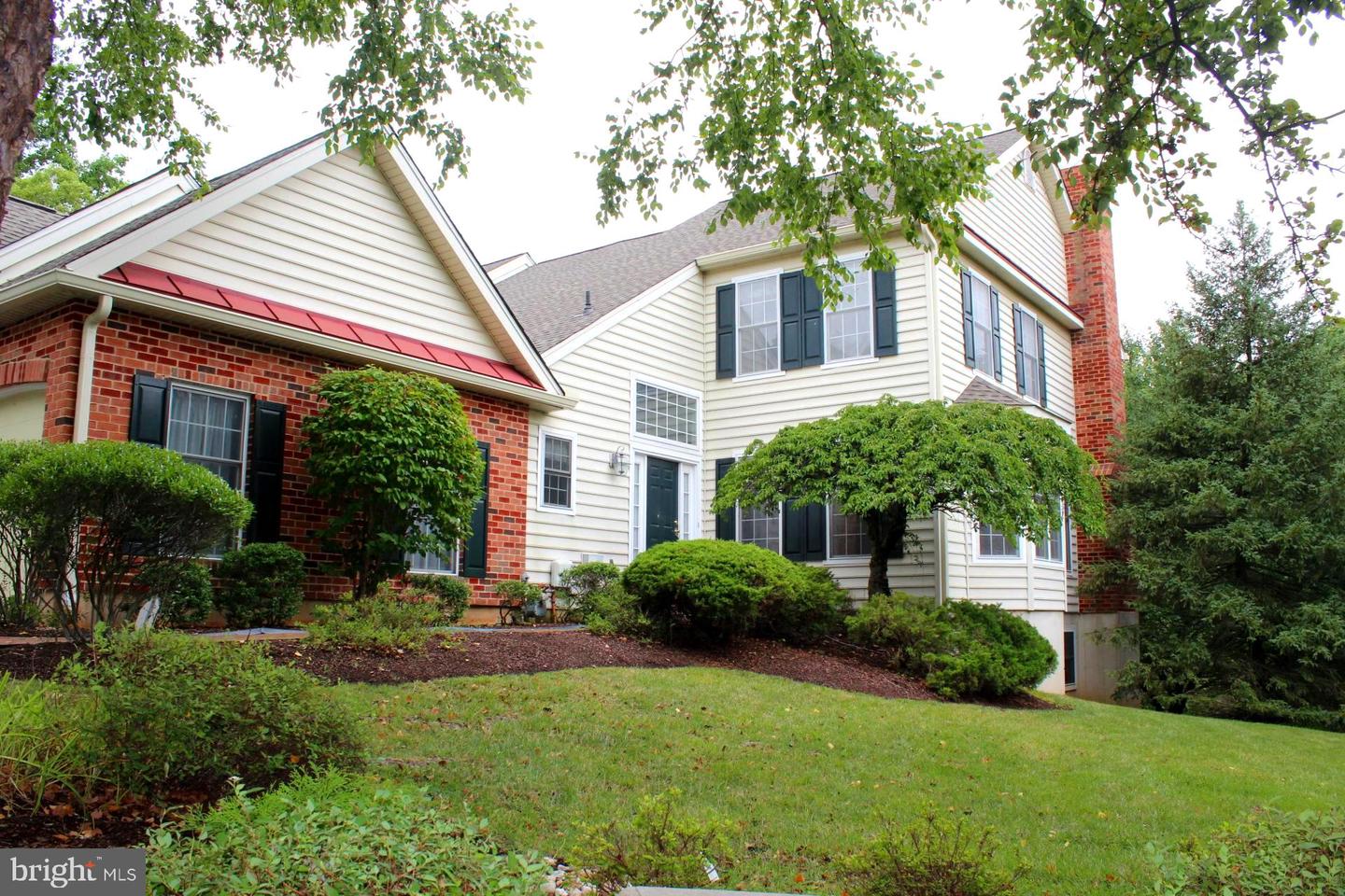 Photo 3 of 48 of 13 Fenwyck Cir townhome
