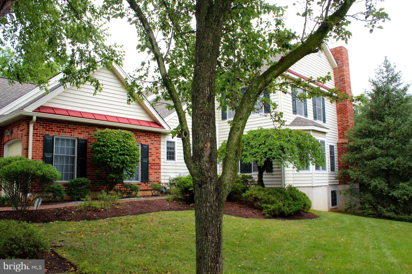 Photo 2 of 48 of 13 Fenwyck Cir townhome