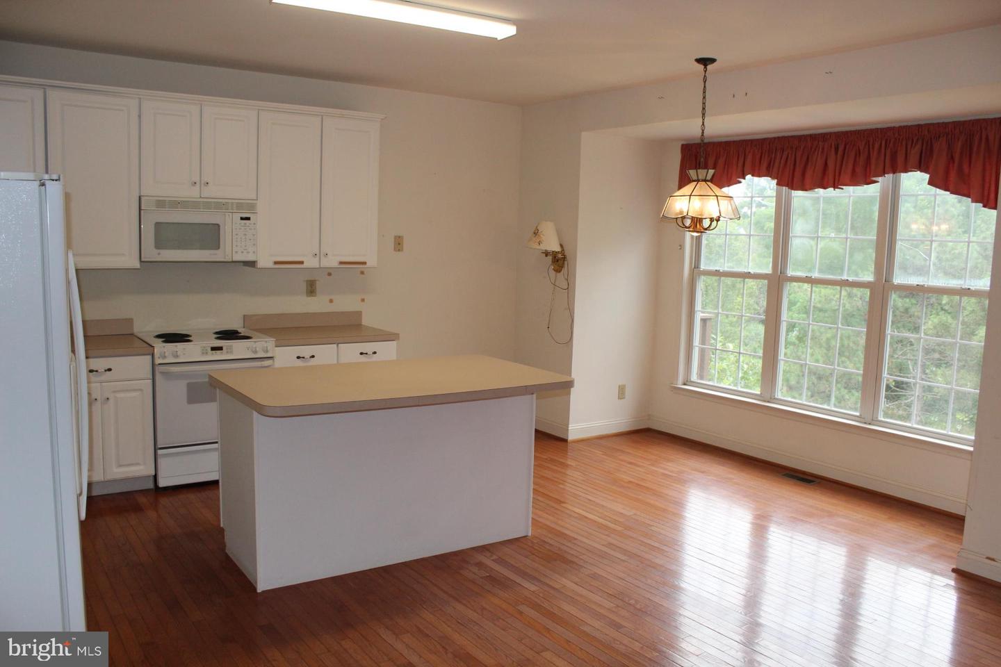 Photo 10 of 48 of 13 Fenwyck Cir townhome