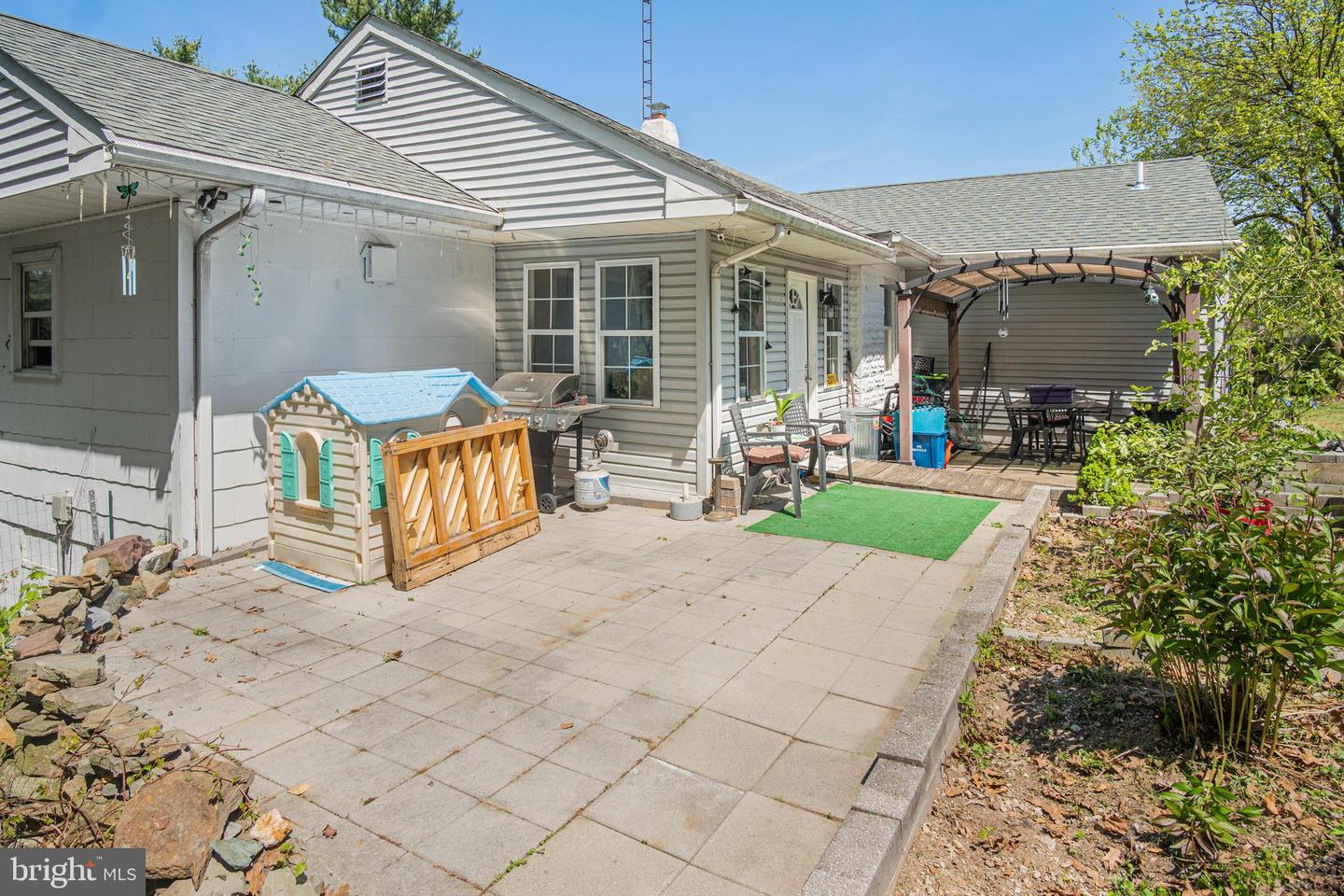 Photo 6 of 31 of 123 Breezewood Dr house