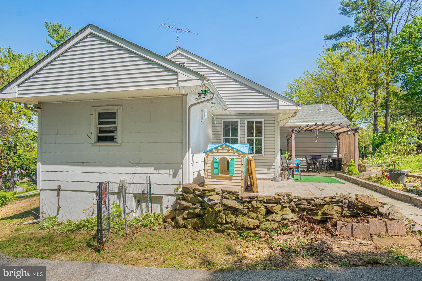 Photo 5 of 31 of 123 Breezewood Dr house