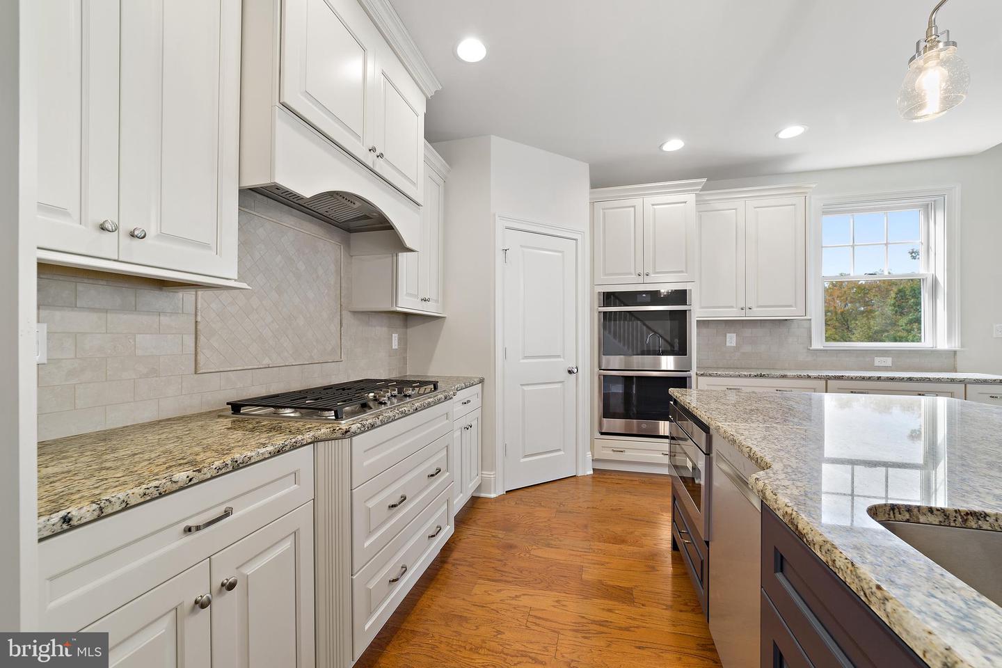 Photo 5 of 24 of 326 Merion Ct multi-family property