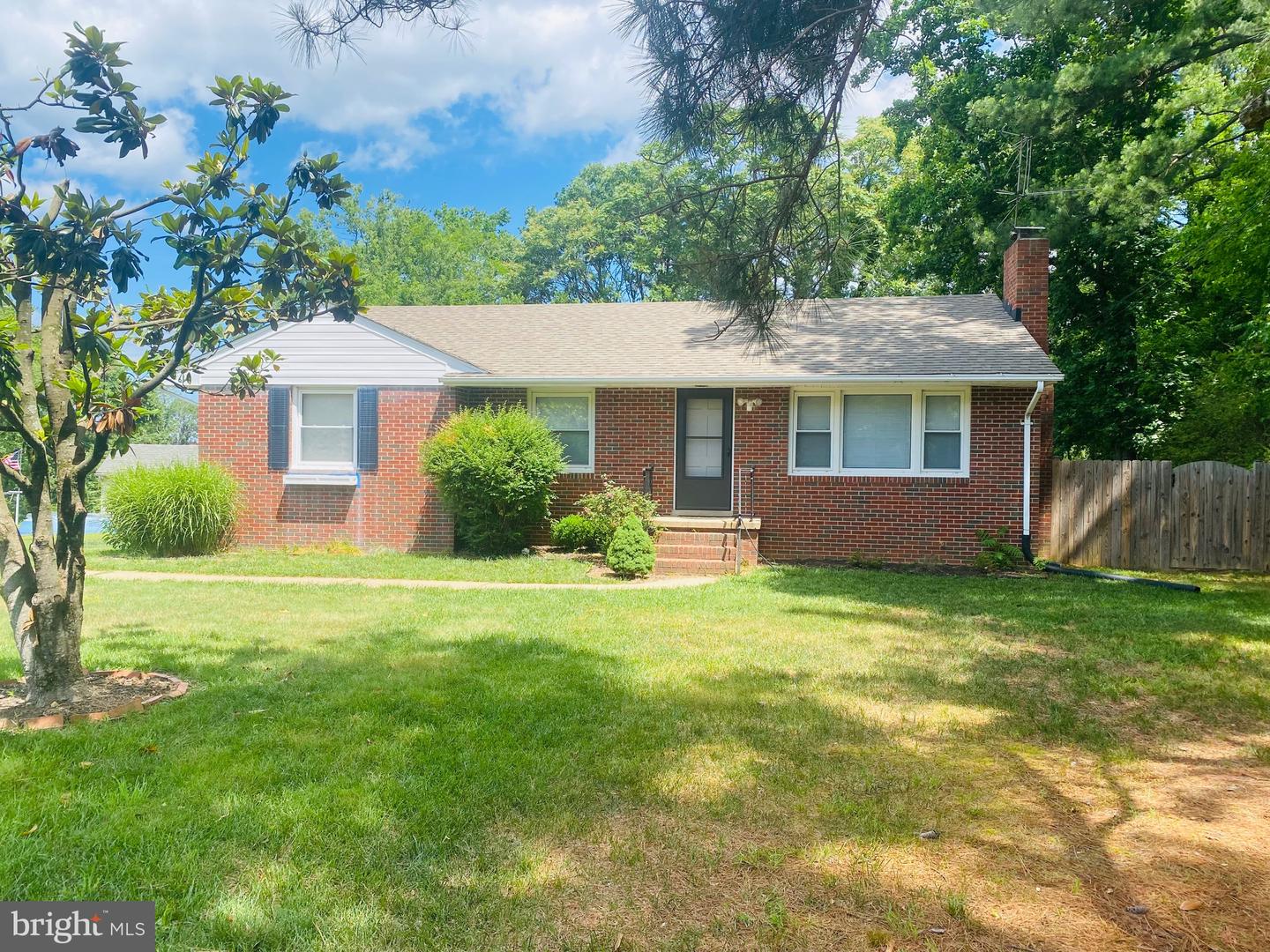 856 CHURCHILL DR