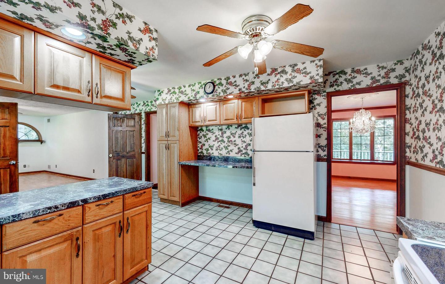 Photo 14 of 50 of 2021 Oakmont Rd house