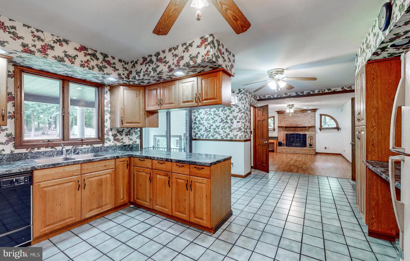 Photo 12 of 50 of 2021 Oakmont Rd house