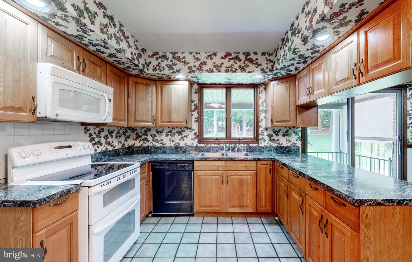 Photo 13 of 50 of 2021 Oakmont Rd house