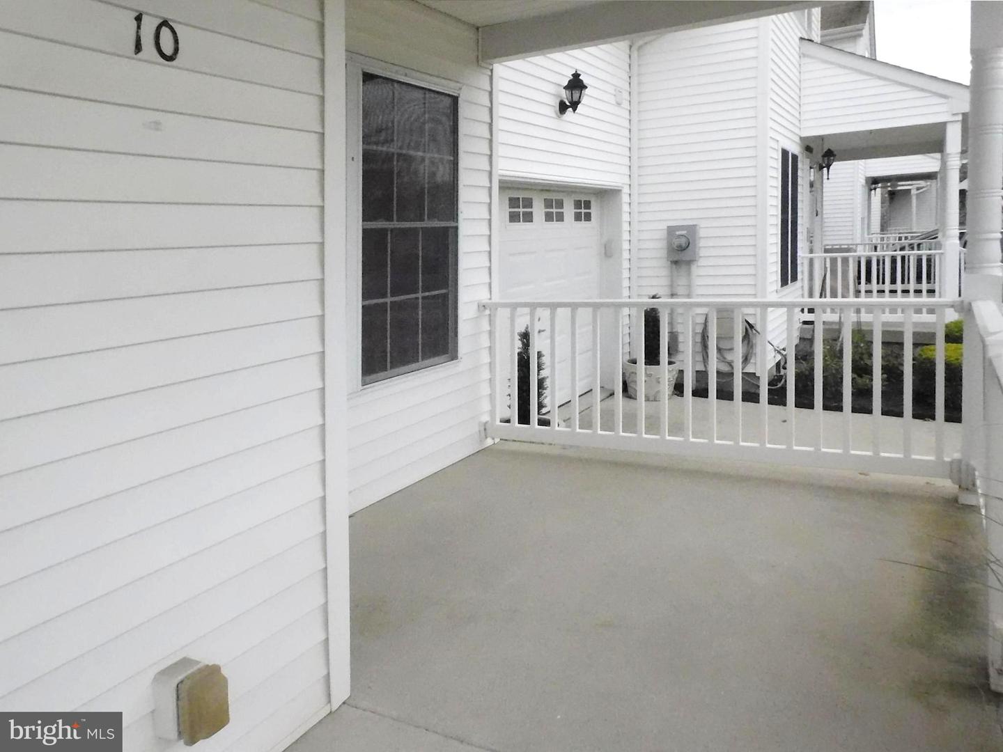 Photo 3 of 44 of 10 Charles Cir townhome