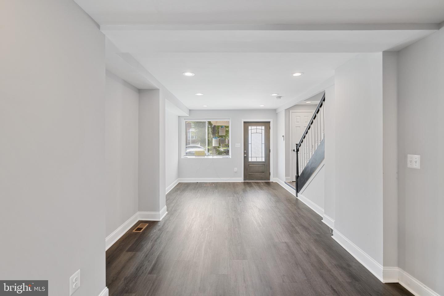 Photo 17 of 45 of 1519 N Kenwood Ave townhome