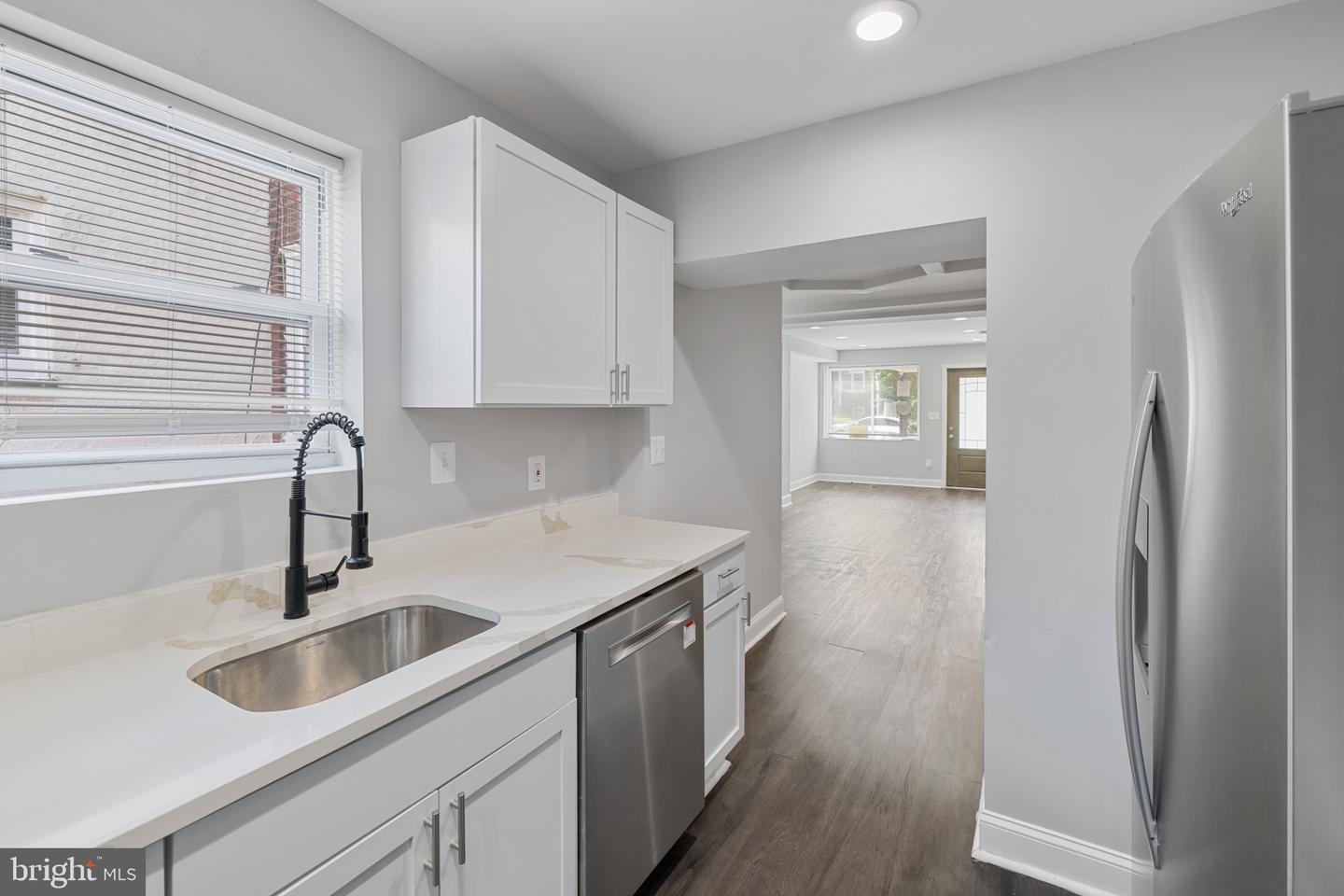Photo 8 of 45 of 1519 N Kenwood Ave townhome