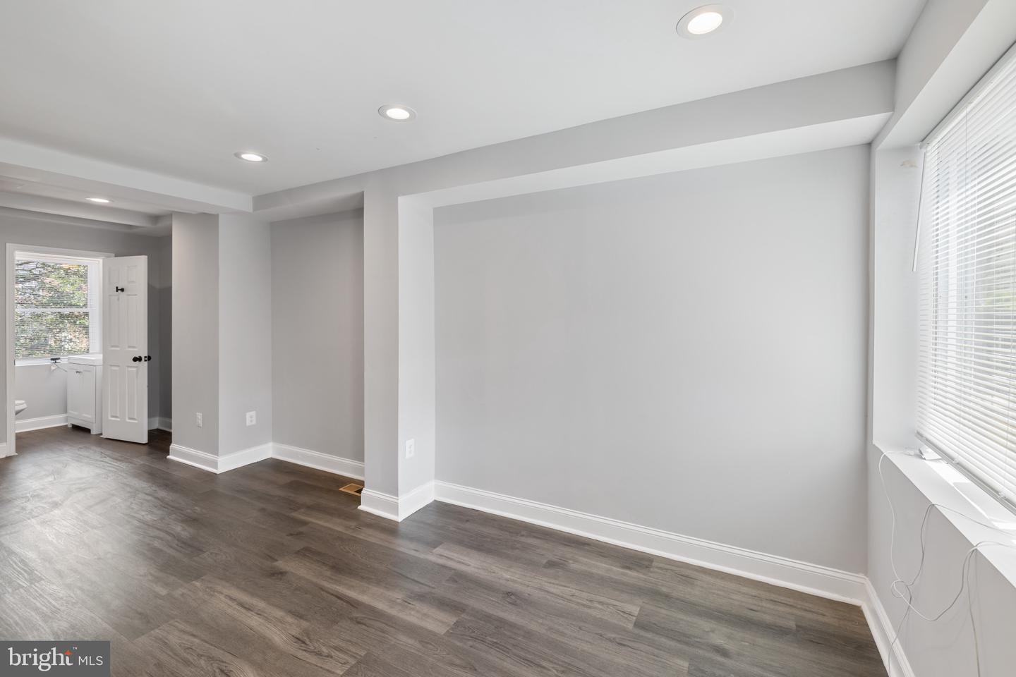 Photo 20 of 45 of 1519 N Kenwood Ave townhome