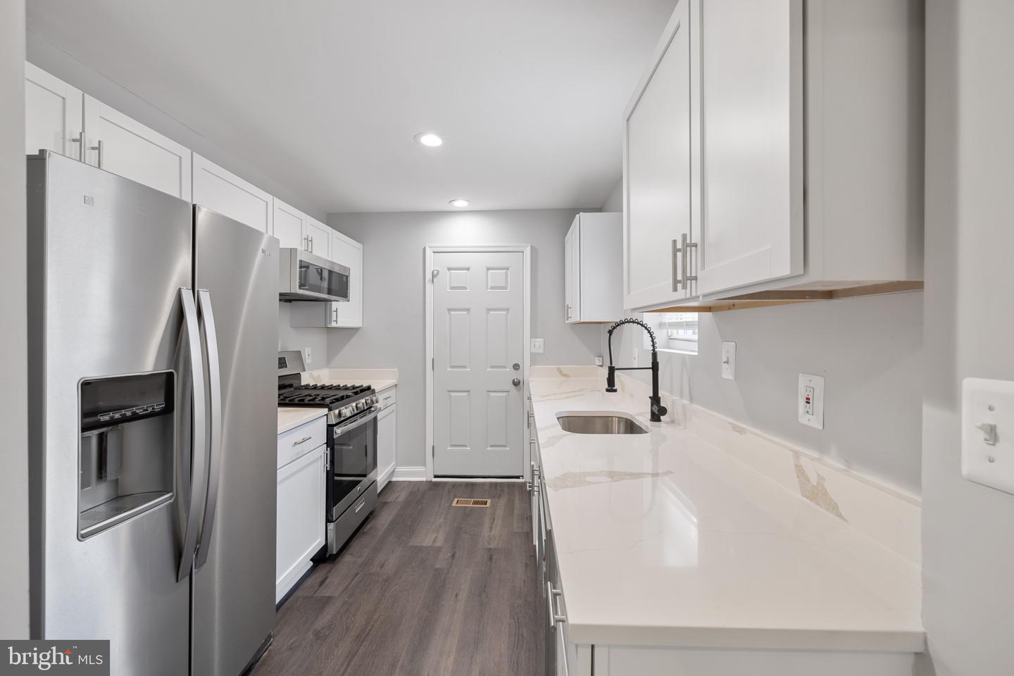 Photo 13 of 45 of 1519 N Kenwood Ave townhome